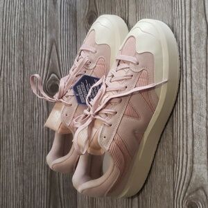 New Balance mens light pink suede and fabric platforms athletic shoes si…